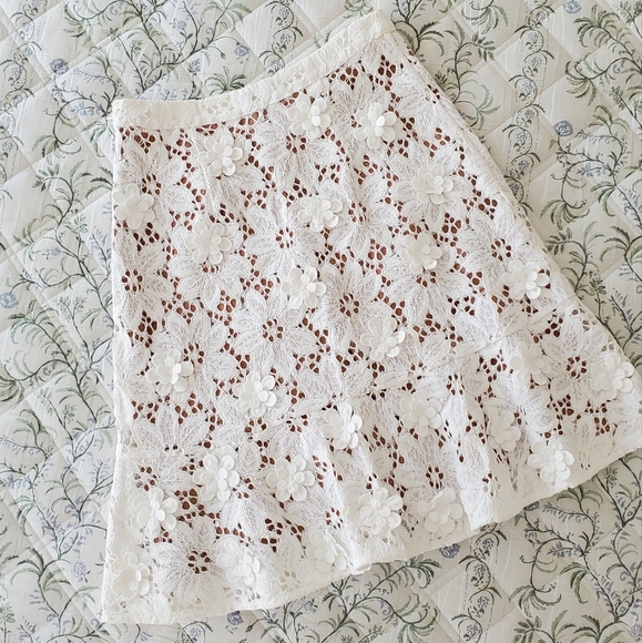 Floral applique knee length skirt white size small - Picture 2 of 5